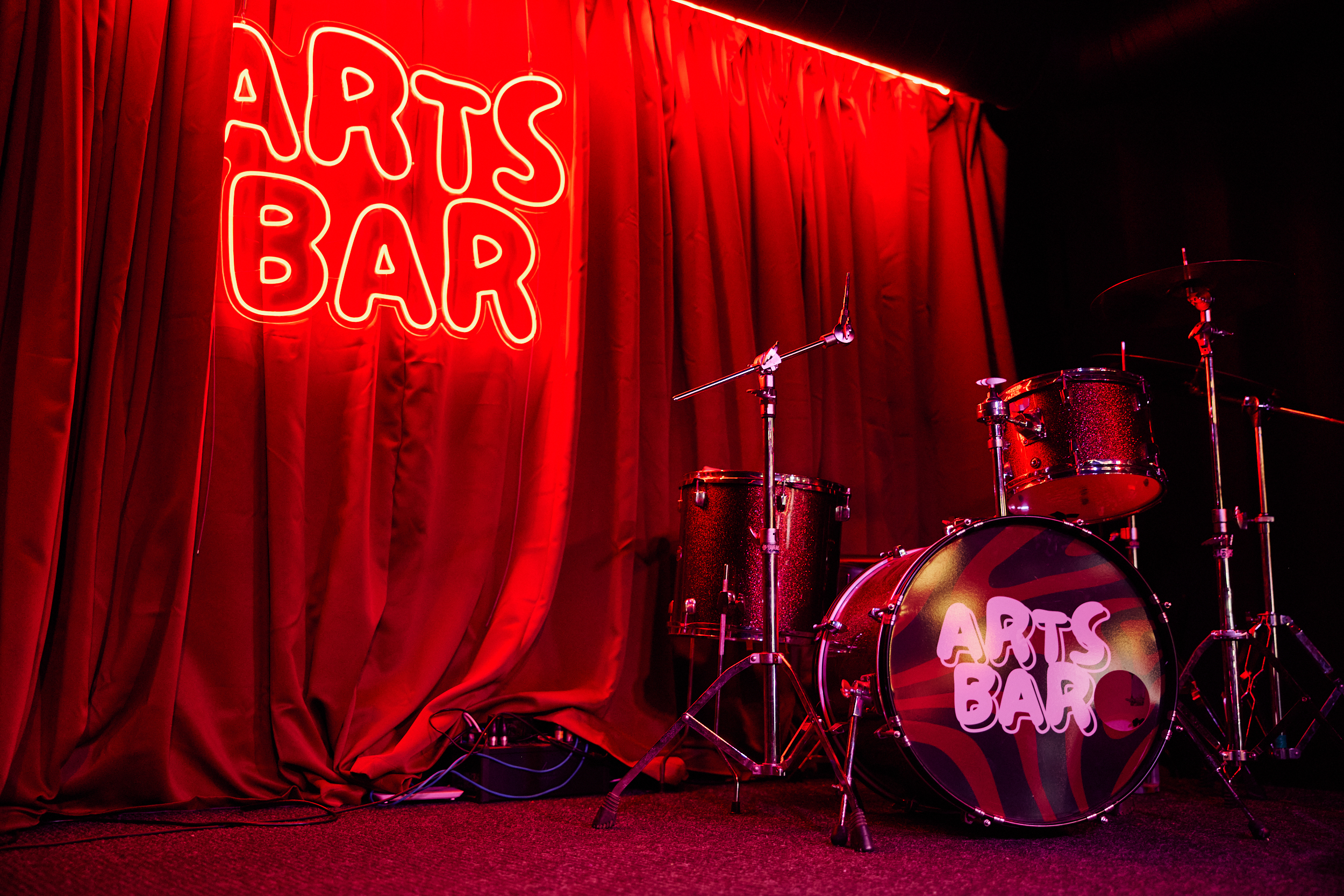 Arts Bar Elevator red drum set and led light
